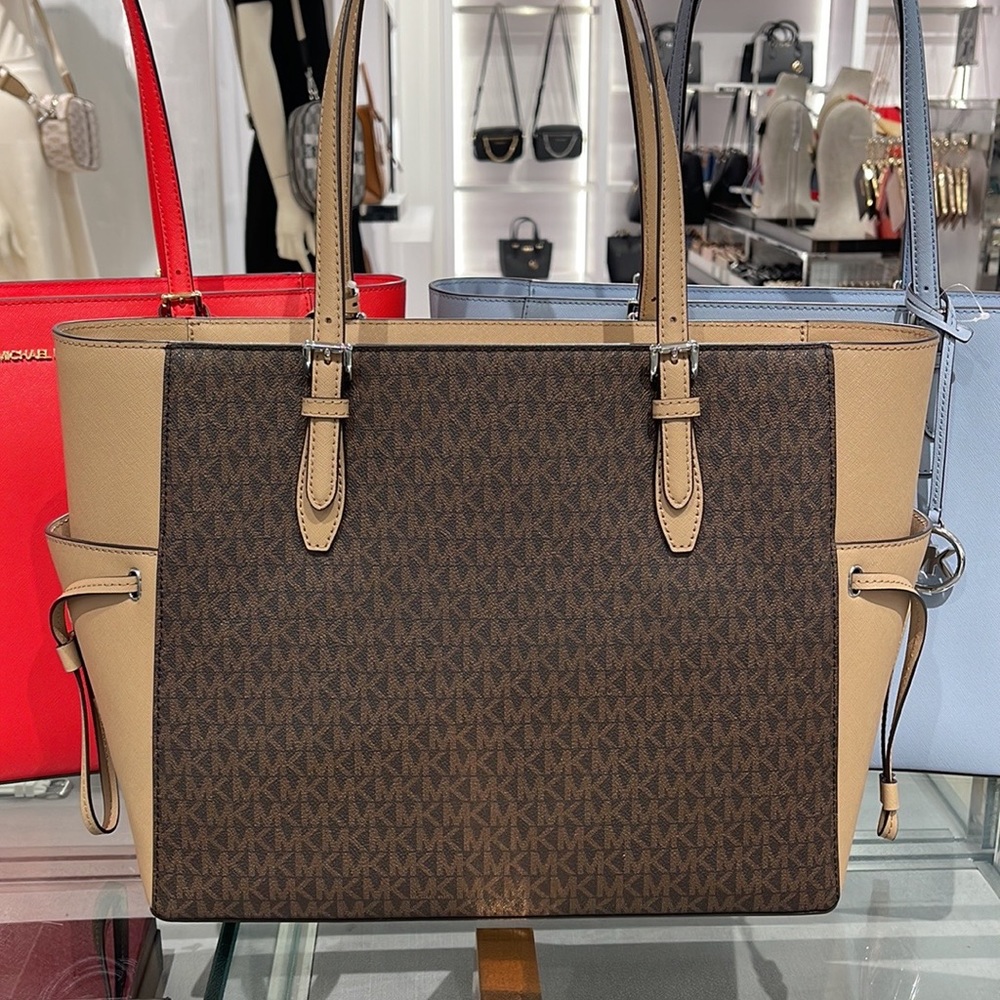 MICHAEL KORS GILLY LARGE DRAWSTRING TRAVEL TOTE SIGNATURE Camel
NWT
NWT - Picture 11 of 16